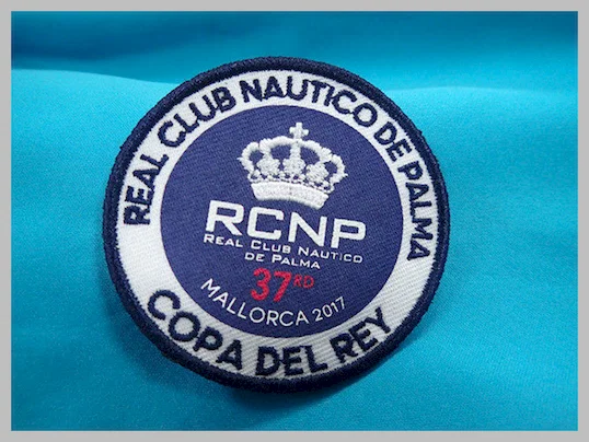 Heat Press Badge Custom Embroidered Patches , Iron On Patch Applique For Clothing